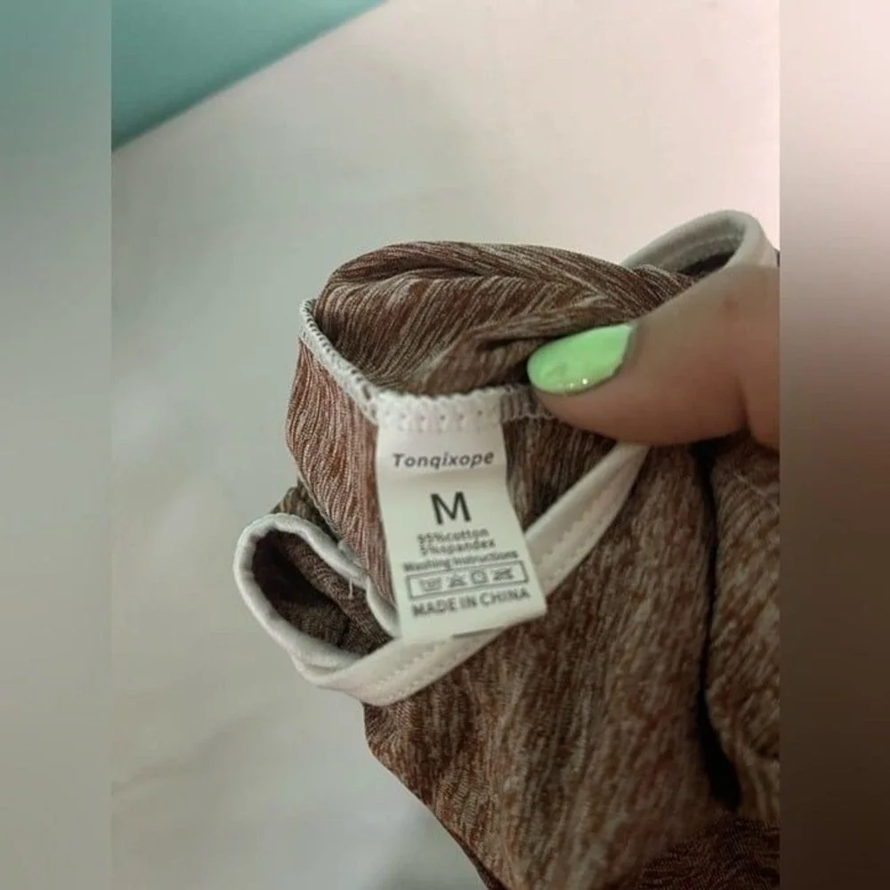 Medium cat brown and‎ white shirt